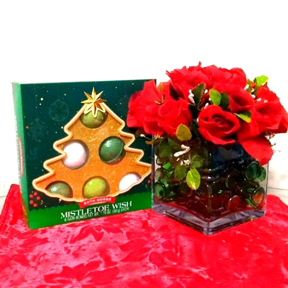 NWT🎁FREE GIFT INCLUDED 🎁 NIB Mistletoe Wish Bath Bombs - Picture 3 of 11